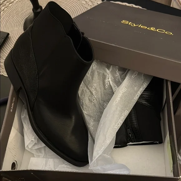 Style & Co
Women's Edwinaa Gore Booties BRAND NEW IN BOX‼️ Size 8M Color Black - Picture 15 of 16
